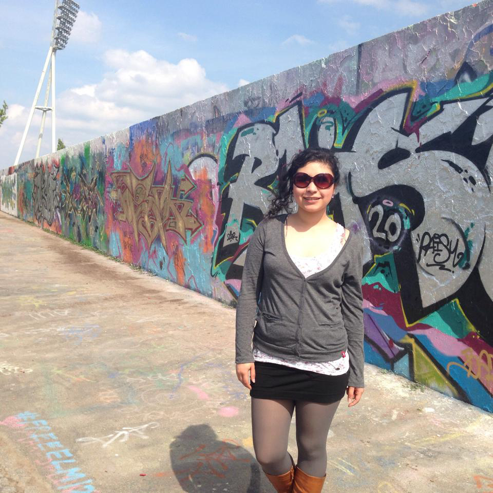 Marjorie, en el muro de Berlin